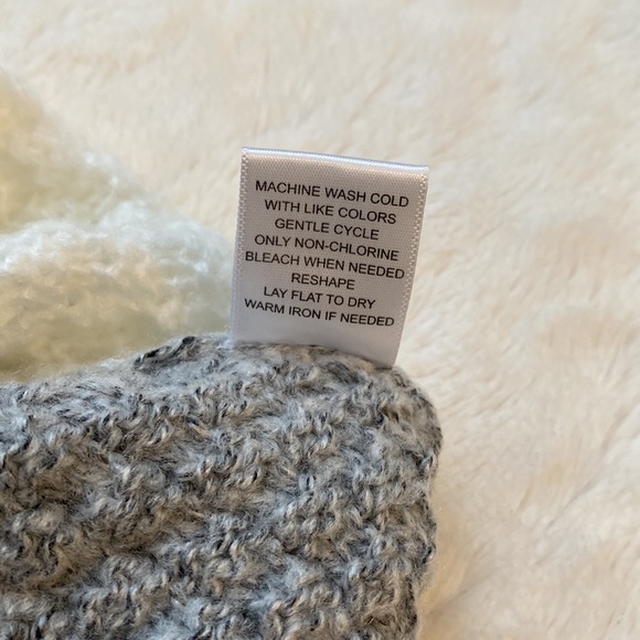 NWT Lety & Me gray and white sweater. Size M. - Picture 11 of 11